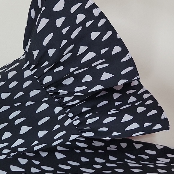 Chico's Black Grey Ruffle Sleeve No Iron Blouse Size Medium/10 - Picture 2 of 6